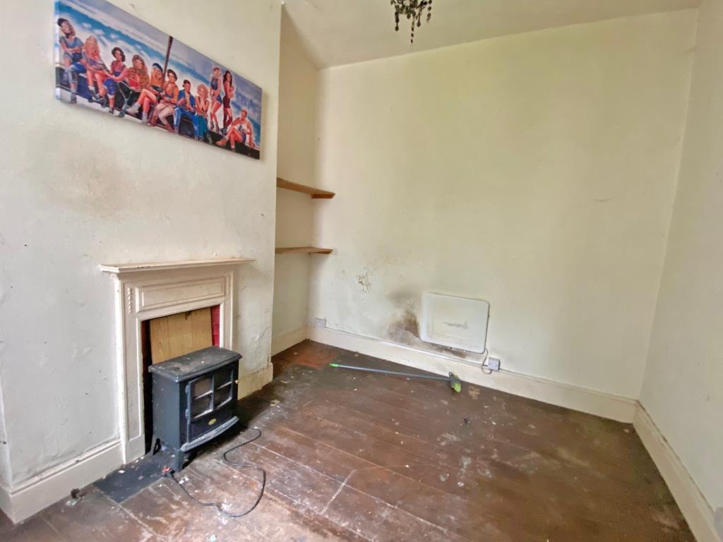 Lot: 35 - TWO FREEHOLD COTTAGES AND A FORMER CONVENIENCE STORE WITH POTENTIAL -